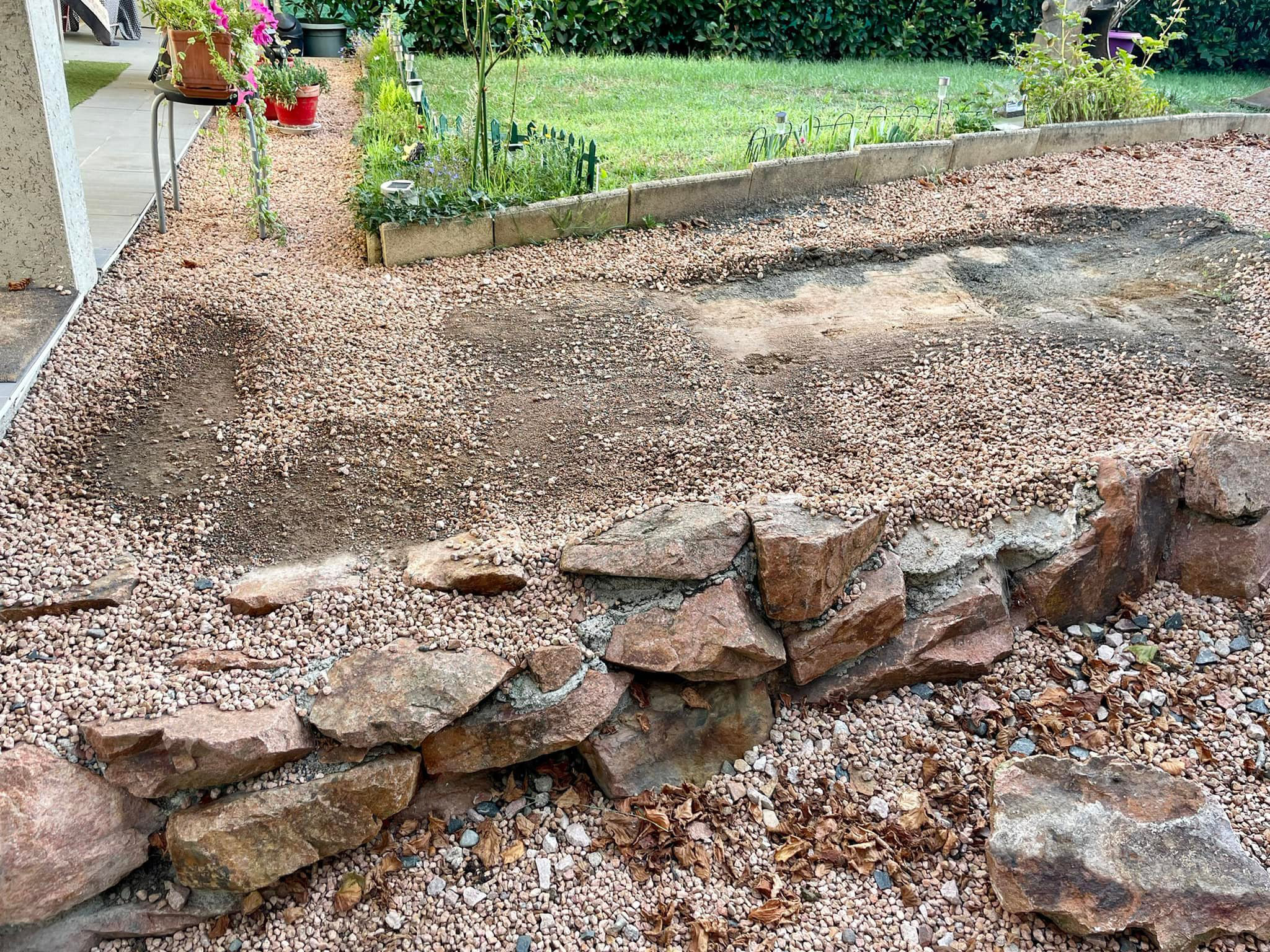 Chemin de cailloux avec muret en pierre avant