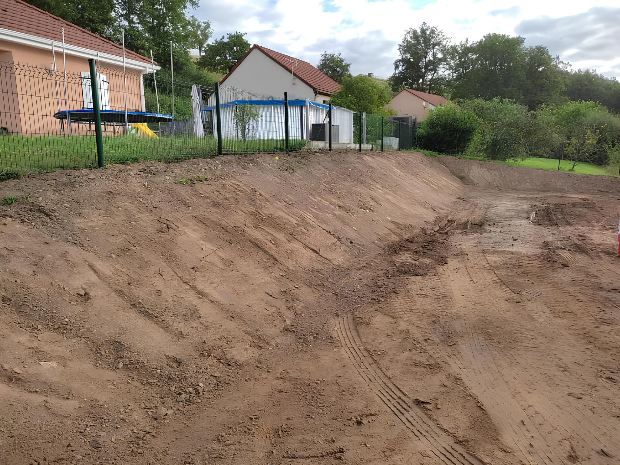 Terrassement du terrain avant