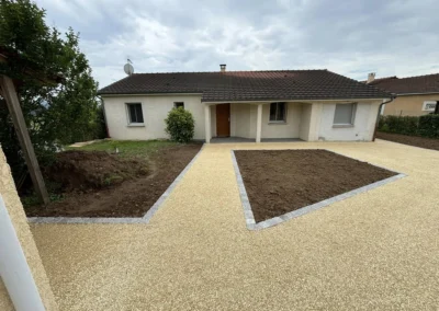 Chemin aménagé devant une maison