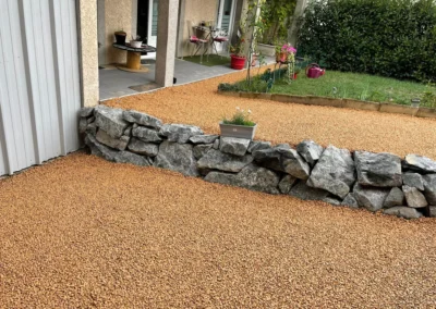 Chemin en gravillons avec muret en pierre
