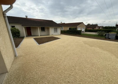 Devant de maison après aménagement du chemin