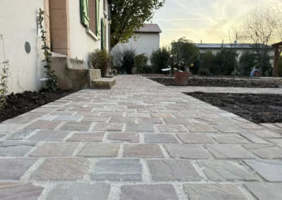 Chemin aménagé en pavé naturel