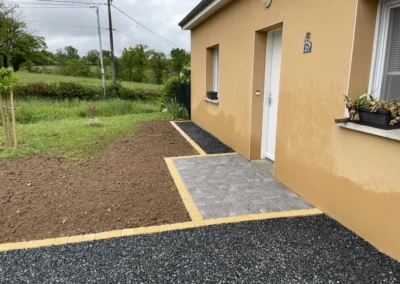 Entrée de maison aménagée en pavé