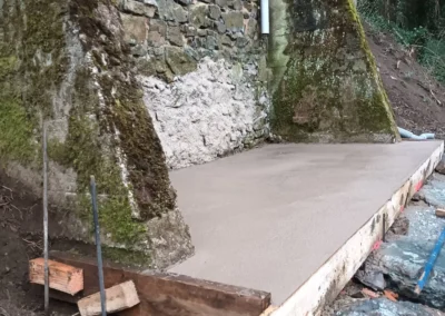 Dalle béton préparée pour la pose d’une station