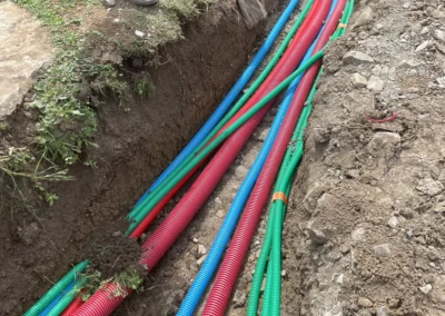 Tranchée avec réseaux électricité, eau et gaine portail