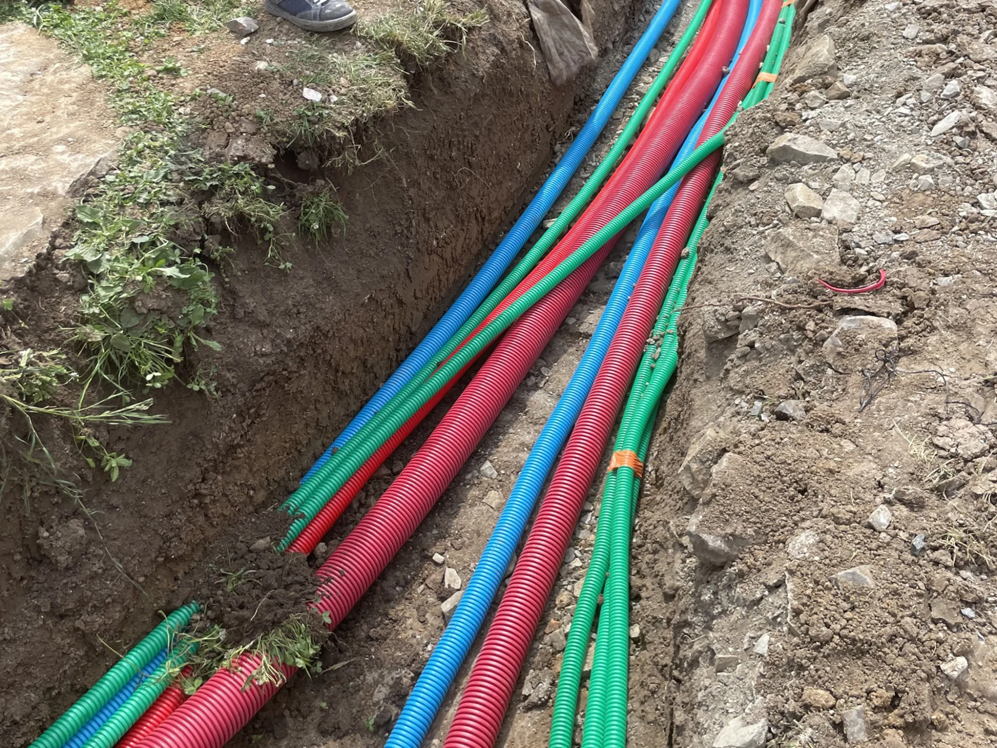 Tranchée avec réseaux électricité, eau et gaine portail