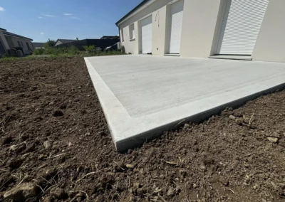 Travaux de terrassement autour d’une maison